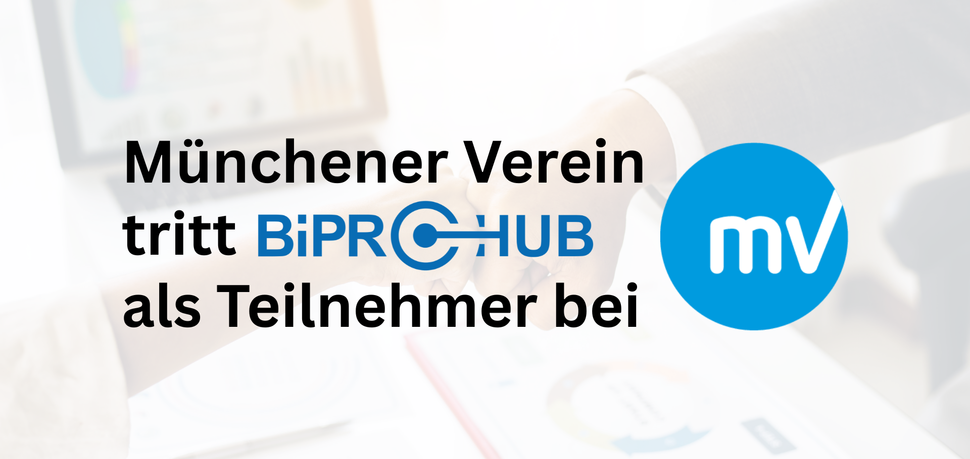 Grafik mit Text ‚Münchener Verein tritt BiPRO Hub als Teilnehmer bei‘, daneben das runde blaue Logo mit den weißen Buchstaben ‚mv‘. Im Hintergrund ein leicht unscharfes Bild zweier sich die Hand reichender Personen vor einem Laptop mit Diagrammen.