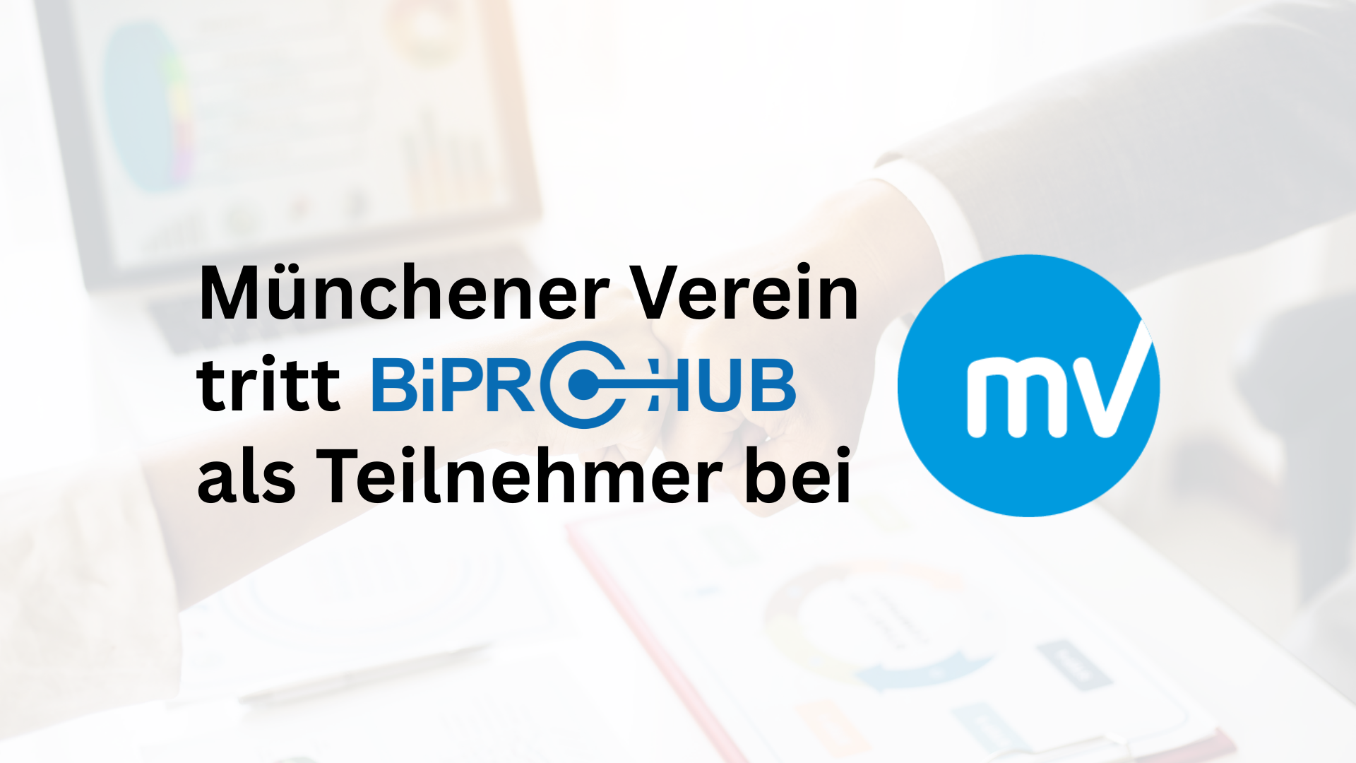 Grafik mit Text ‚Münchener Verein tritt BiPRO Hub als Teilnehmer bei‘, daneben das runde blaue Logo mit den weißen Buchstaben ‚mv‘. Im Hintergrund ein leicht unscharfes Bild zweier sich die Hand reichender Personen vor einem Laptop mit Diagrammen.